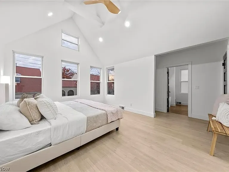 1422 W 77th St — Photo 14