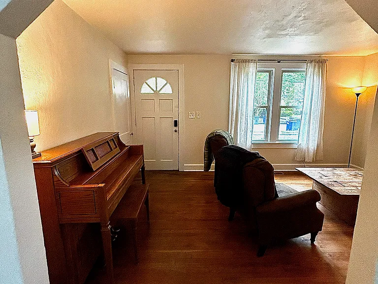 1214 Frank St — Photo 6