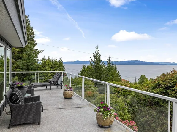 372 Crescent Rd W, Qualicum Beach, BC V9K 1J7