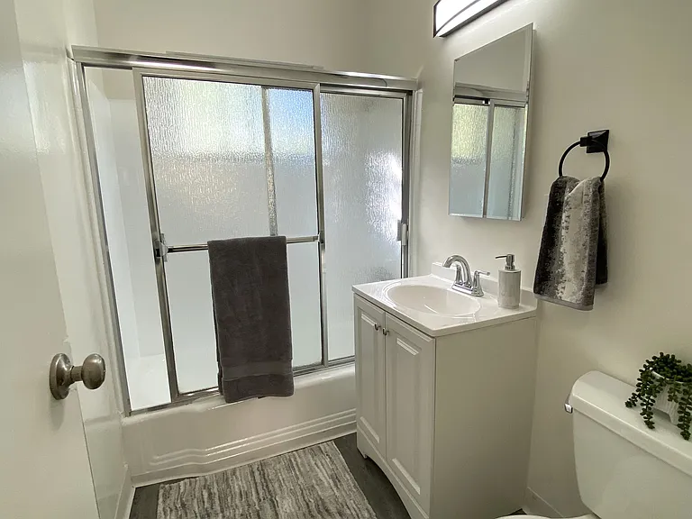 Grismer Cove Apartments — Photo 23