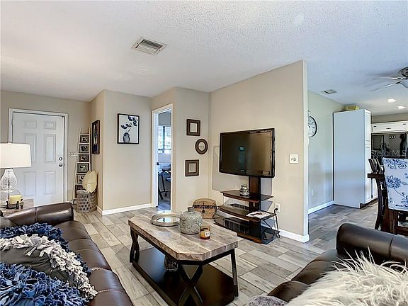 4th image of 799 E Normandy Blvd