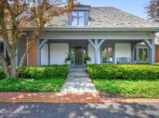 18 Country Ln, Northfield, IL 60093