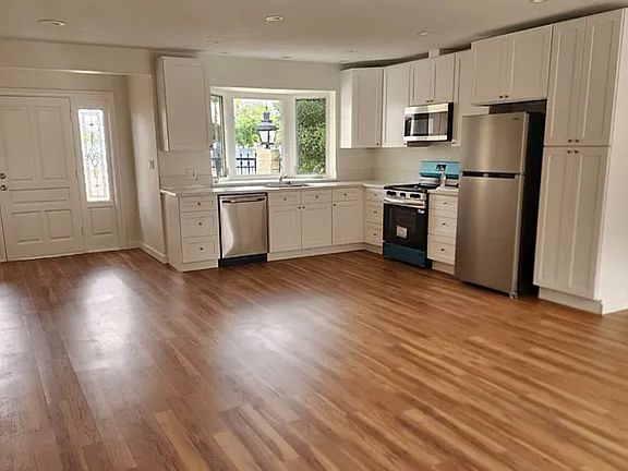 5th image of 7507 De Soto Ave
