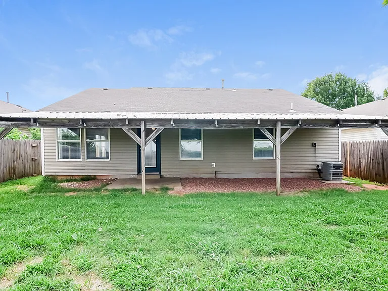 1101 Edinburg Dr — Photo 16