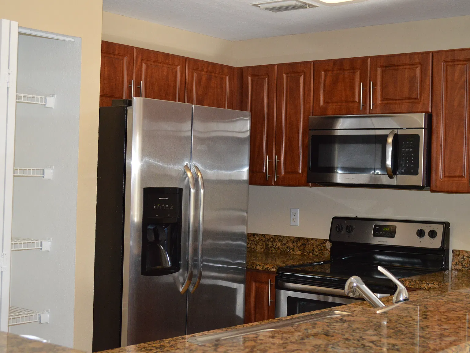 3 bed, 2.5 bath, 1512 sqft, $3,100 — Photo 3