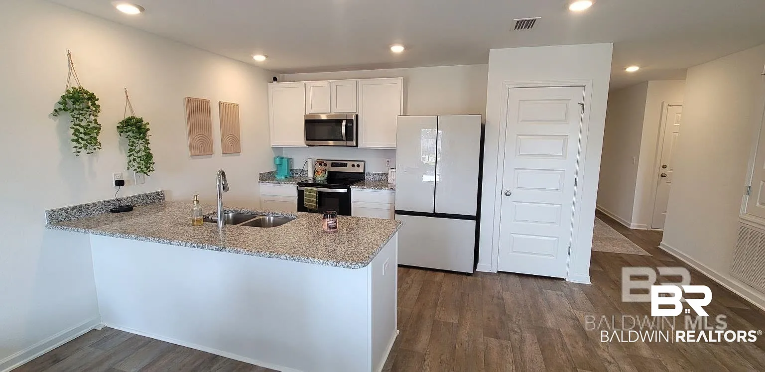 4 bed, 2.0 bath, 1417 sqft, $2,000 — Photo 3