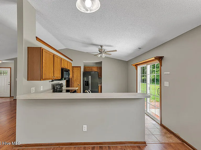 304 Gaston Ct — Photo 8