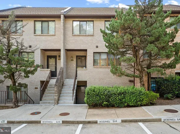 3895 Steppes Ct #B-3895b, Falls Church, VA 22041