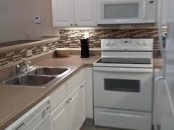 Well equipped kitchen with coffee pot, toaster, pots and pans, silverware, plates, glasses, mugs ... and everything you would expect to have in a kitchen. Dishwasher and garbage disposal, too.
