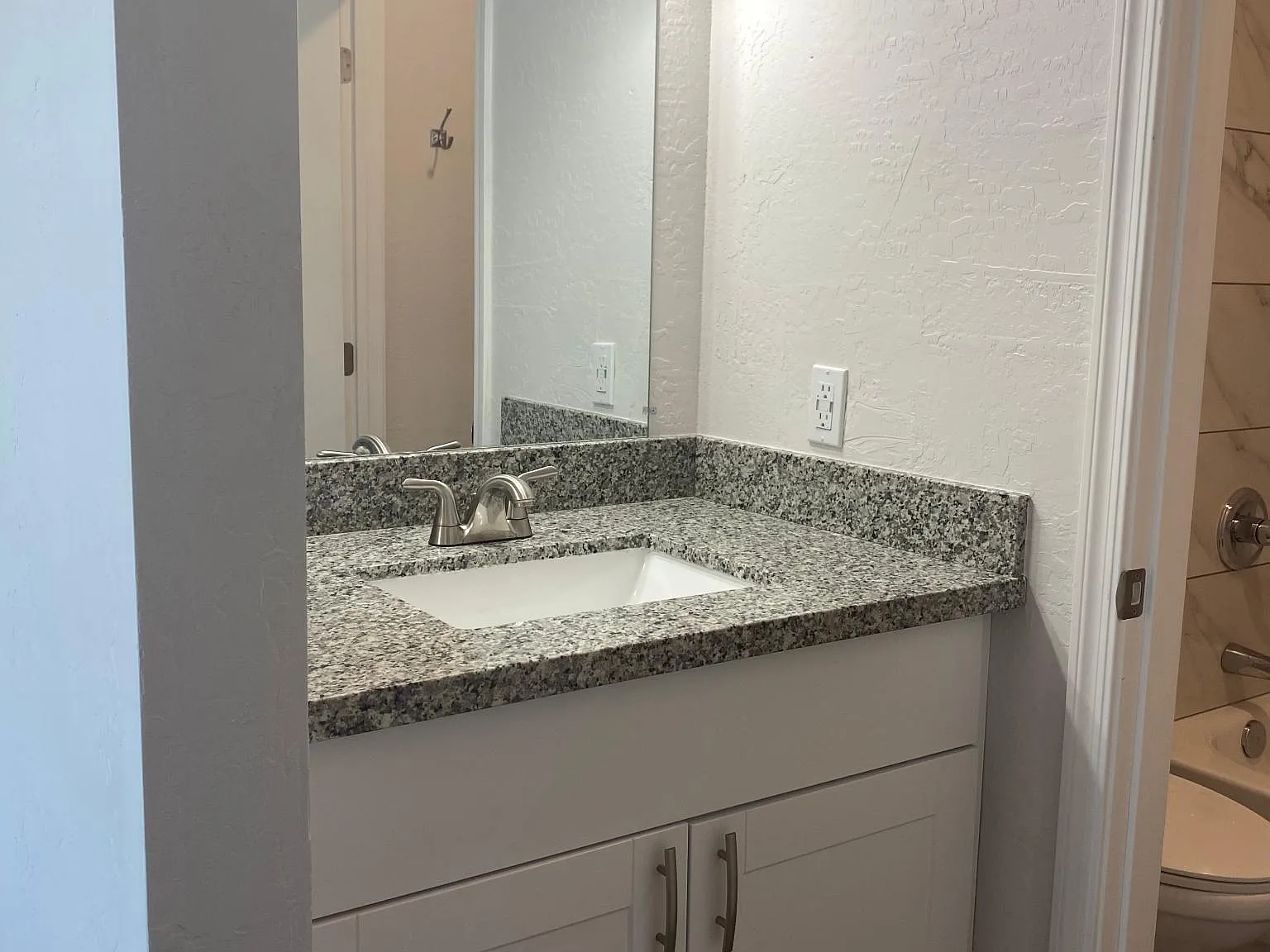 2 bed, 750 sqft, $1,300 — Photo 3