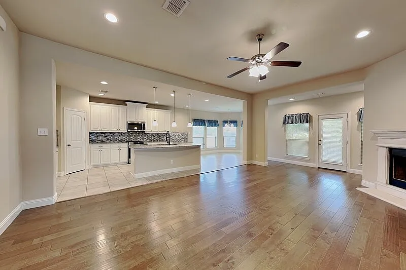 3 bed, 2.0 bath, 2339 sqft, $2,300 — Photo 2