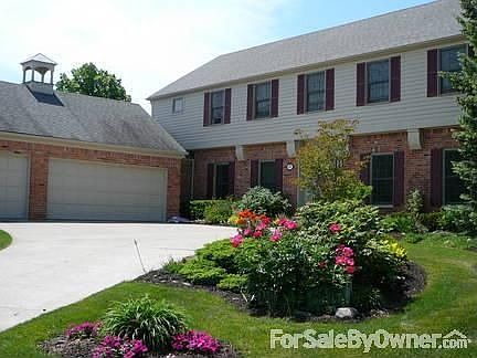 beautiful curb appeal					:						very nice neighborhood.