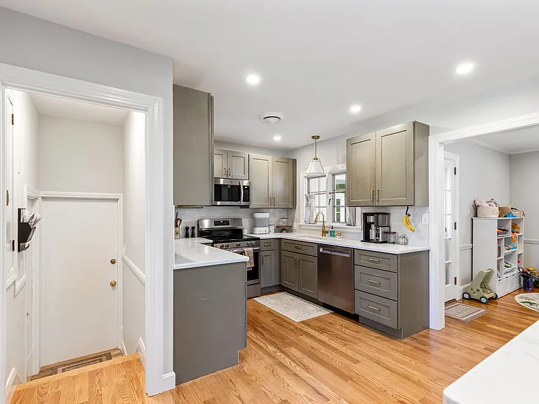 355 Pearse Rd — Photo 10