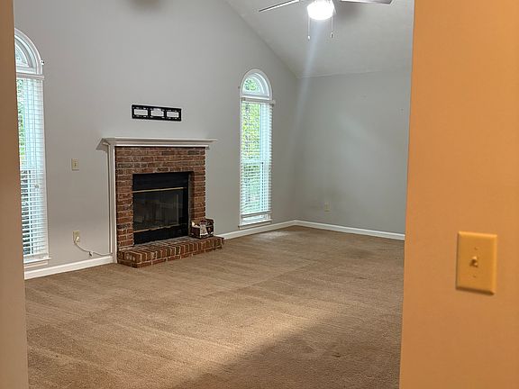 3rd image of 122 Dogwood Ln W