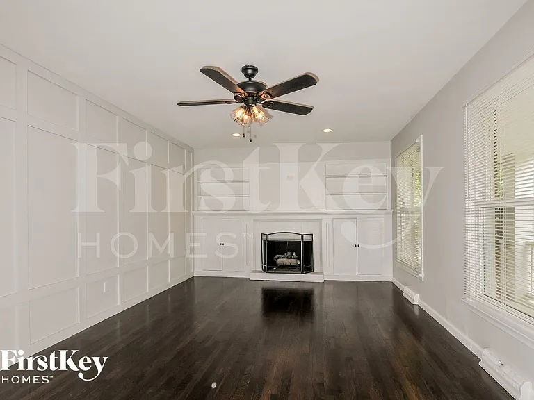 305 Elmhurst Dr — Photo 3