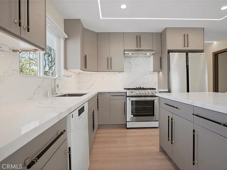 1239 N Reese Pl — Photo 6