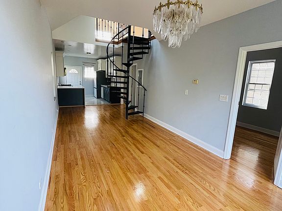 4th image of 1957 W Race Ave #2