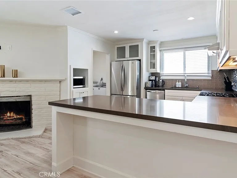 24136 Kittridge St — Photo 8