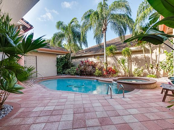 5th image of 10766 Greenbriar Villa Dr