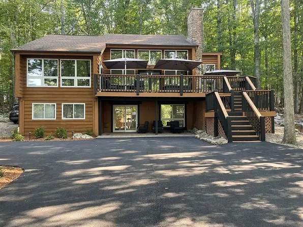 393 W Lake Valley Dr, Hazleton, PA 18202