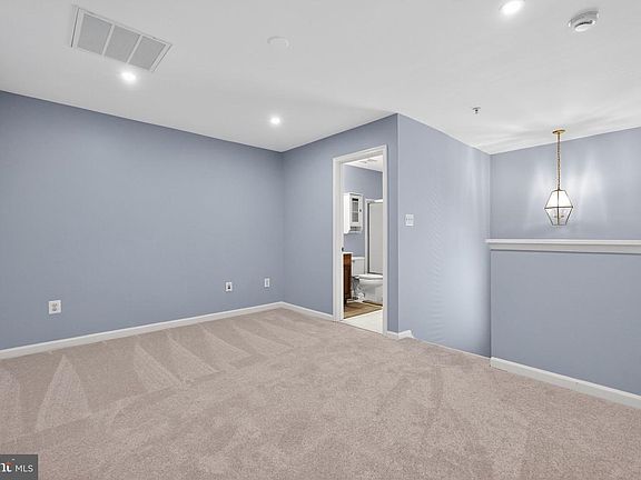 5th image of 809 Royal Cres