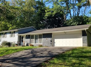 40 Brooktree Dr, Penfield, NY 14526