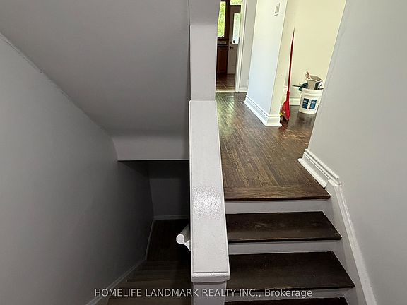 5th image of 702 Sheppard Ave E
