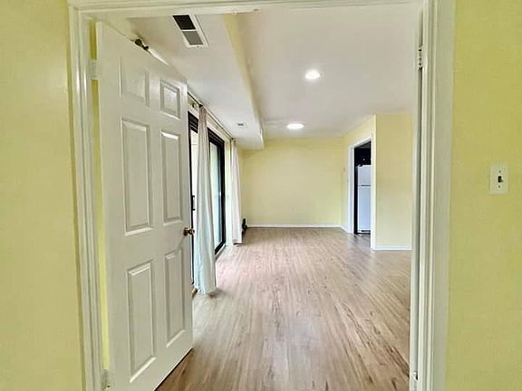 5th image of 6147 Leesburg Pike APT 306