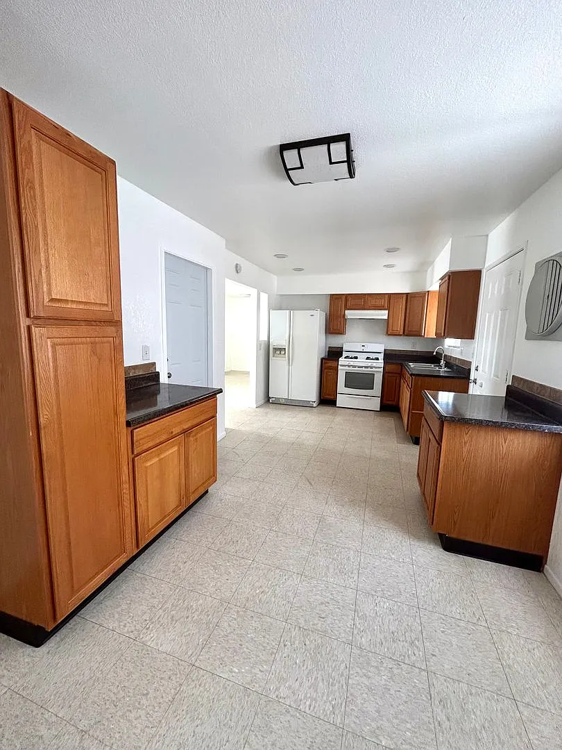 2 Bedroom 1 Bathroom Home Close To Town — Photo 4