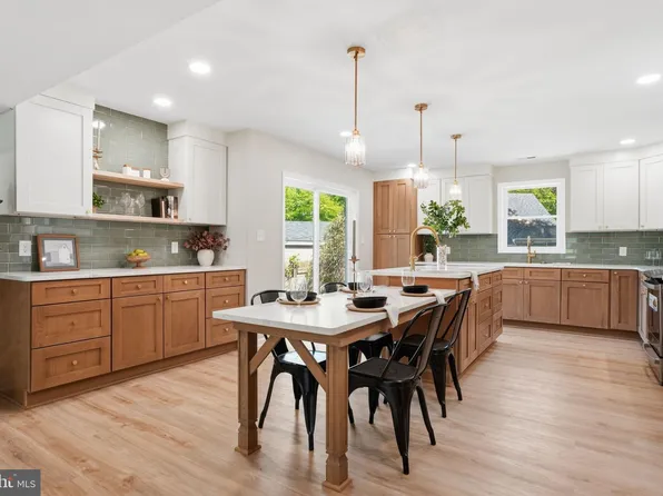 22 Peppermint Rd, Levittown, PA 19056