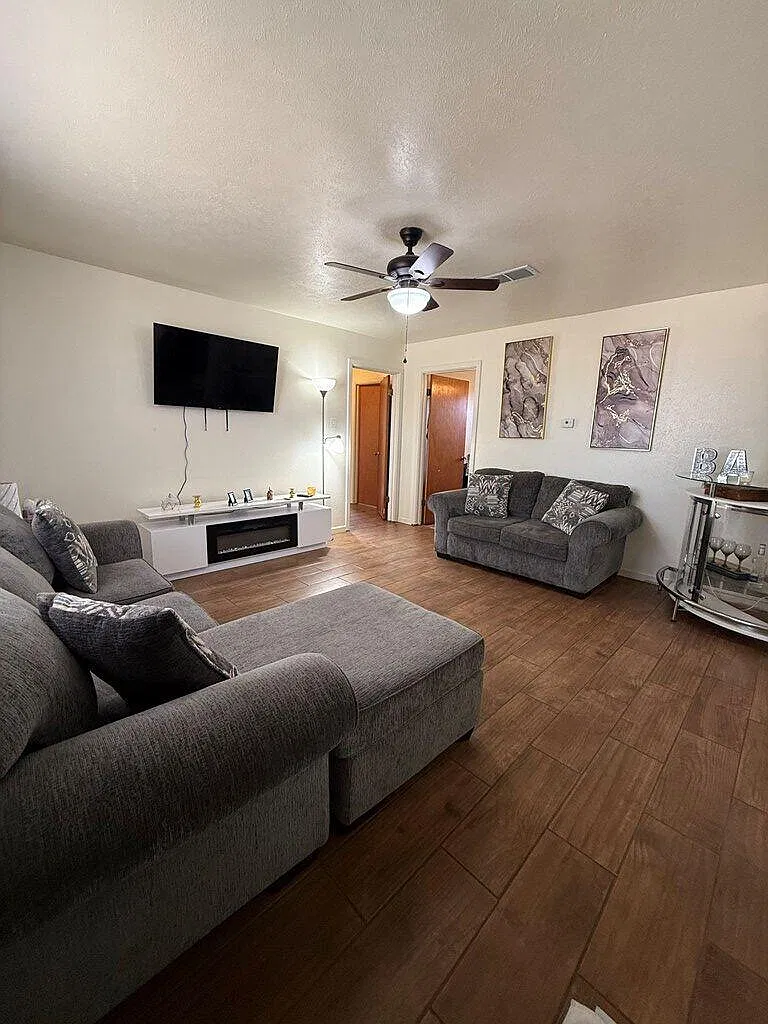 3 bed, 2.0 bath, 1127 sqft, $1,600 — Photo 2