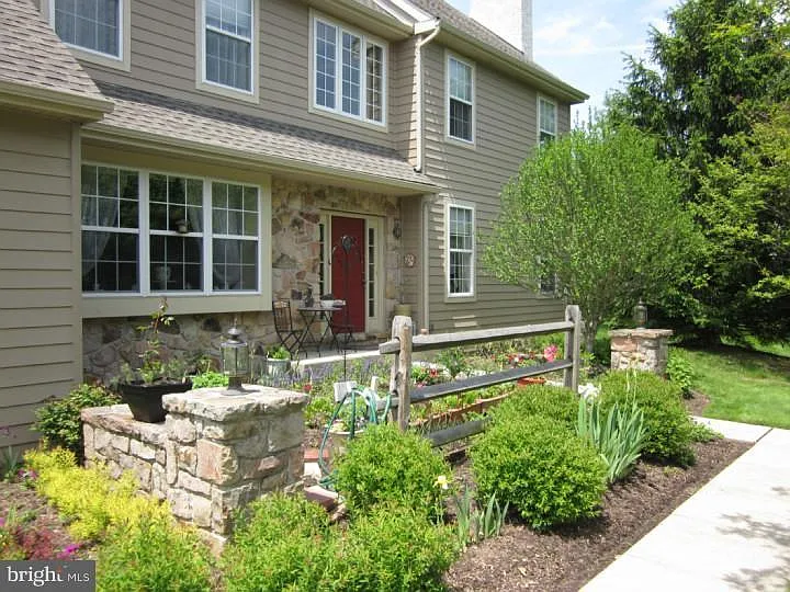 301 Lea Dr — Photo 2