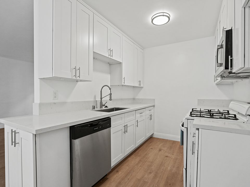 Fully-equipped remodeled kitchen