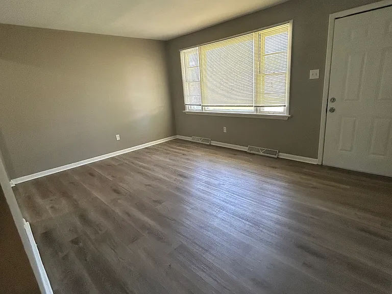 1140 Maple Ave — Photo 3
