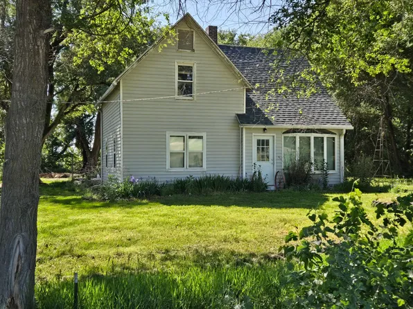 1405 Redwood Rd, Clay Center, KS 67432
