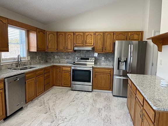 5th image of 3541 Crestwood Dr