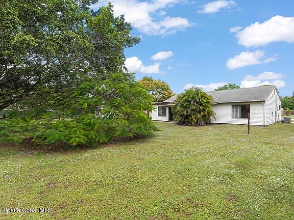 4th image of 426 NE Solida Cir
