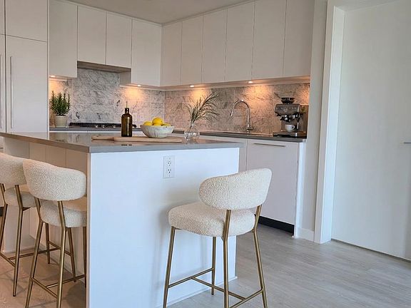 5th image of 110 E 17th St #402