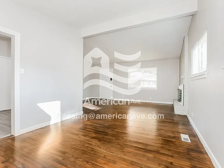 1789215_005_wm_-_living_room_13402083.jpg