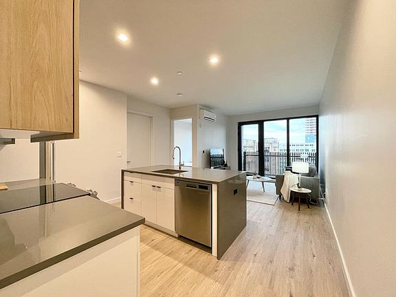 4th image of 307 Pine St Penthouse 6