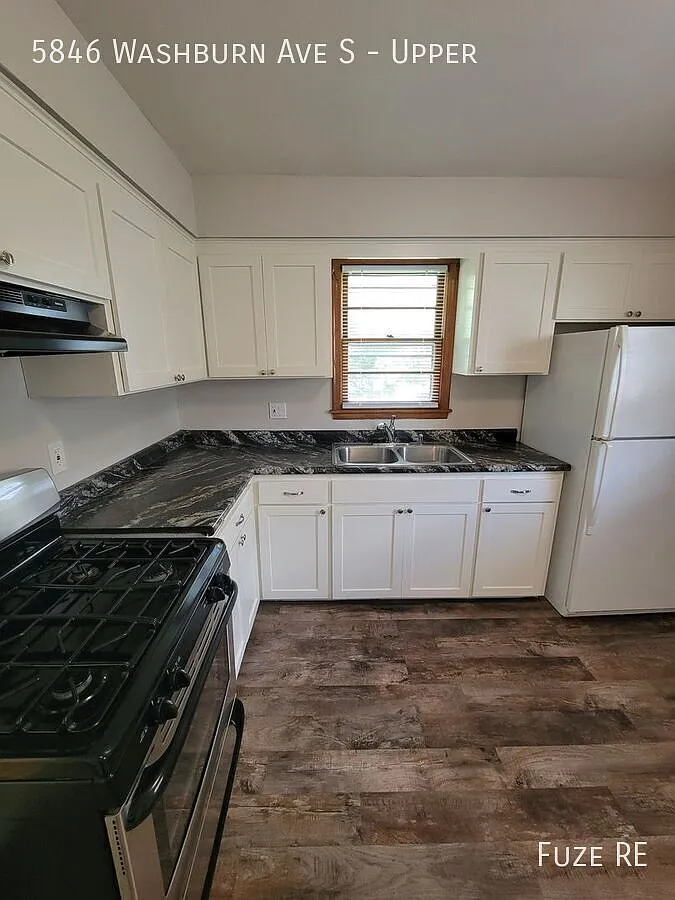 **1 Month Free Rent - 3 Bedroom in Armatage Neighborhood! — Photo 2