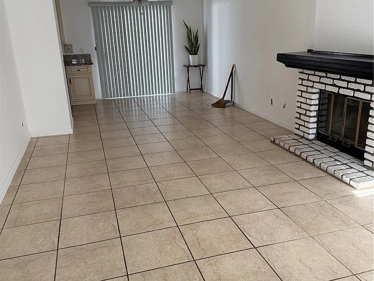 2211 S Walker Ave — Photo 2