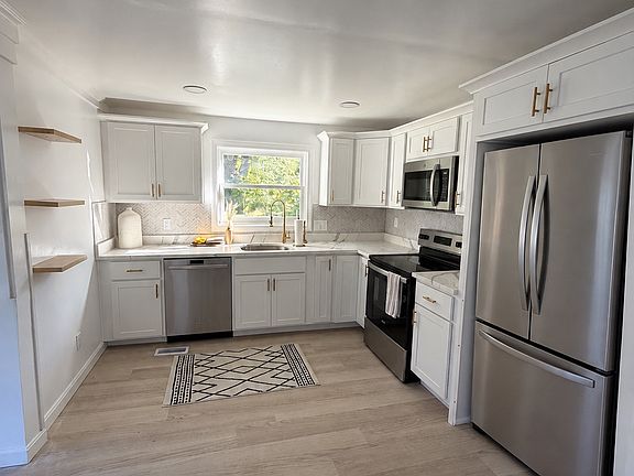 3rd image of 10 Beacon St