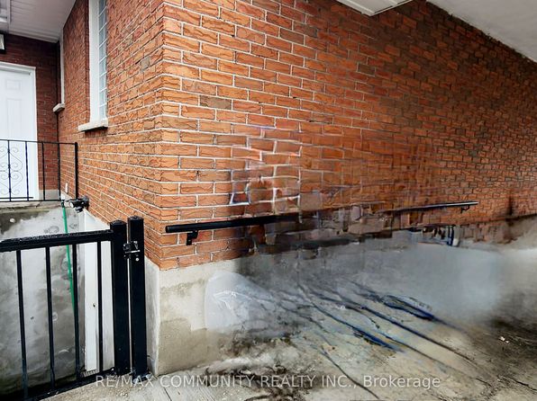 417 Rossmount Ave #BASEMENT, Oshawa, ON L1J 3K5