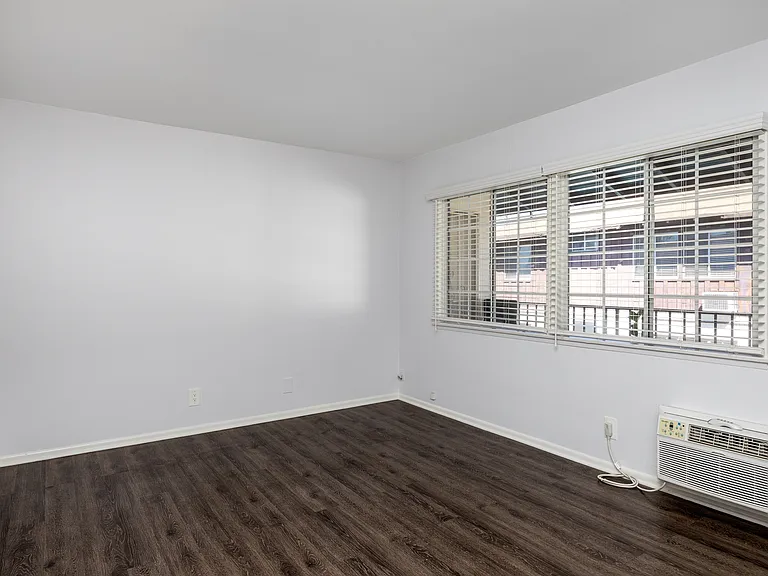 Verdugo Plaza Apartments — Photo 19