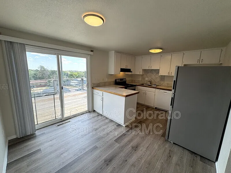 3 bed, 2.0 bath, 1742 sqft, $2,195 — Photo 3