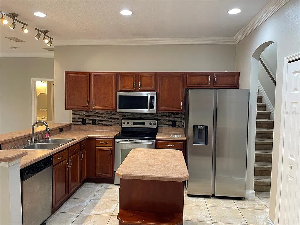 5 bed, 4.0 bath, 2920 sqft, $2,950 — Photo 2