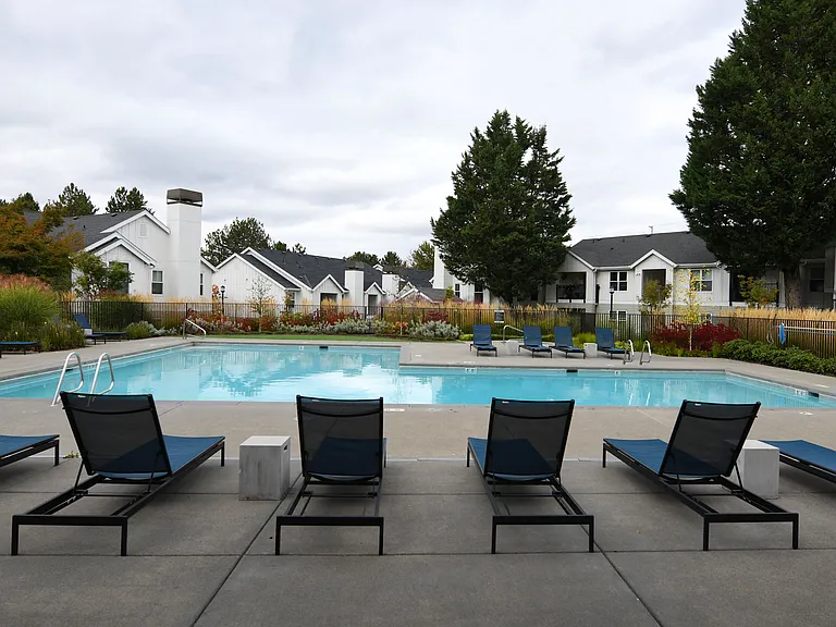 Emerald Place Apartments — Photo 17