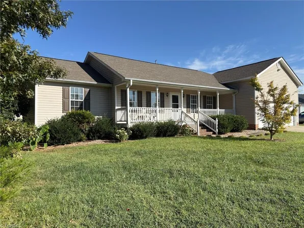 8302 Dorwood Dr, Browns Summit, NC 27214