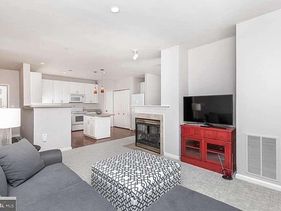 3rd image of 400 Symphony Cir #209I
